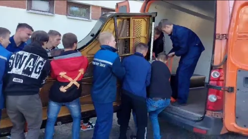 Видео работы грузчиков в Брест: погрузка рояля в микроавтобус